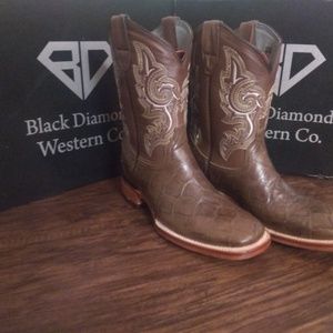 Genuine leather boots with pirarucu fish print